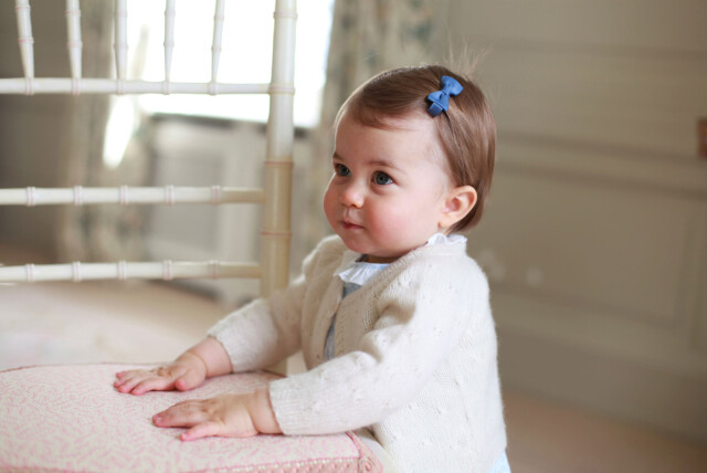 BURSDAGSBARNET: Bildene av prinsesse Charlotte er knipset av hertuginne Kate. Bildene ble tatt i april i deres eget hjem. Foto: Reuters BURSDAGSBARNET: Bildene av prinsesse Charlotte er knipset av hertuginne Kate. Bildene ble tatt i april i deres eget hjem. Foto: Reuters